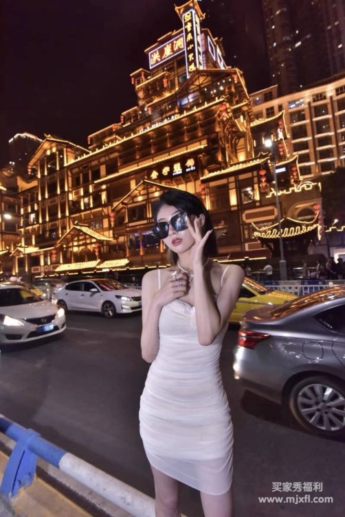 MYBRA 欧美 ins 网纱褶皱蕾丝象牙白性感吊带连衣裙包臀群 很舒服