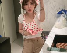 周淑怡厨娘做饭惨遭封禁，竖中指抗议超管：是不是以为我没穿？