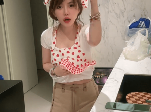 周淑怡厨娘做饭惨遭封禁，竖中指抗议超管：是不是以为我没穿？